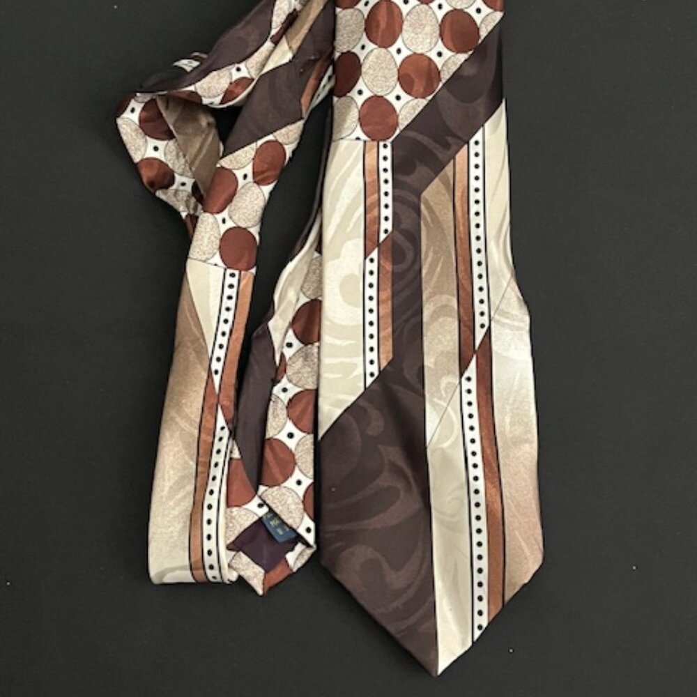 Gianno Brown and Geometrical Tie